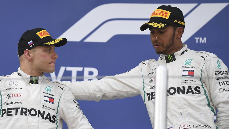 Lewis Hamilton (r.) hätte gerne auf den Sieg durch Stallorder verzichtet. Sein Teamkollege Valtteri Bottas auch.
