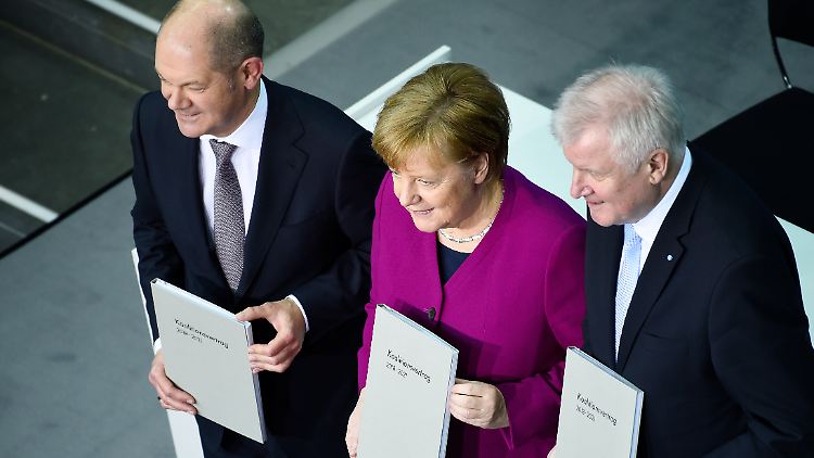 Der Blick geht nach vorn, zu den Inhalten: Koalitionspartner Olaf Scholz, Angela Merkel und Horst Seehofer (v.l.).