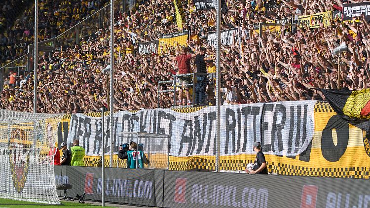 Mit einem Banner hatten sich die Fans auch gegen Präsident Andreas Ritter positioniert.