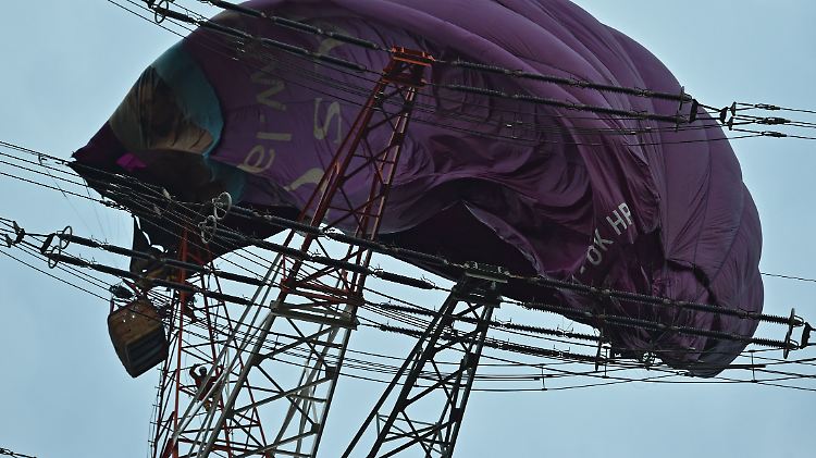 Höhenretter der Feuerwehr kletterten zu dem Korb des Heißluftballons, um die Insassen aus ihrer misslichen Lage zu befreien.