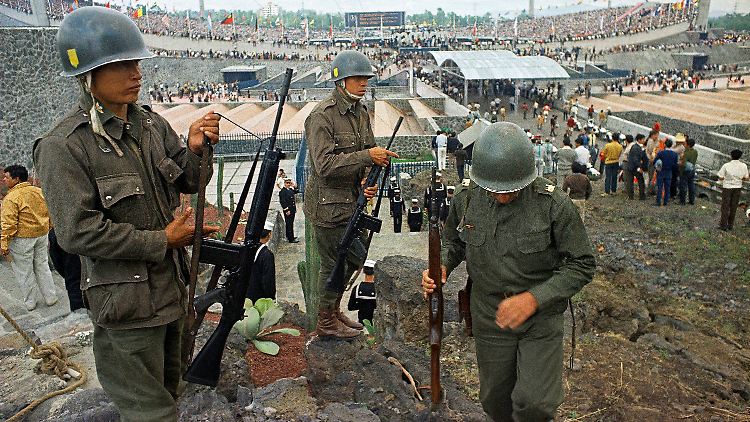 Soldaten stehen Wache bei der Eröffnungsfeier der Olympischen Sommerspiele 1968 in Mexiko-Stadt.