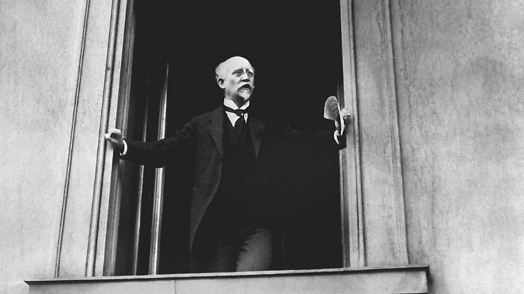 Philipp Scheidemann ruft am 9. November 1918 von einem Balkon des Reichstags aus die Republik aus. Das Foto zeigt ihn aber wohl bei einer späteren Rede.