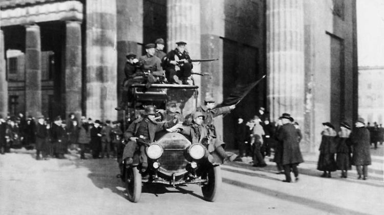 Revolutionäre fahren am 9. November 1918 durch das Brandenburger Tor.