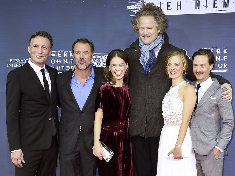 Oliver Masucci, Sebastian Koch, Paula Beer, der Regisseur, Saskia Rosendahl, Tom Schilling (v.l.) bei der Premiere im Berliner "Zoopalast" Ende September 2018 .