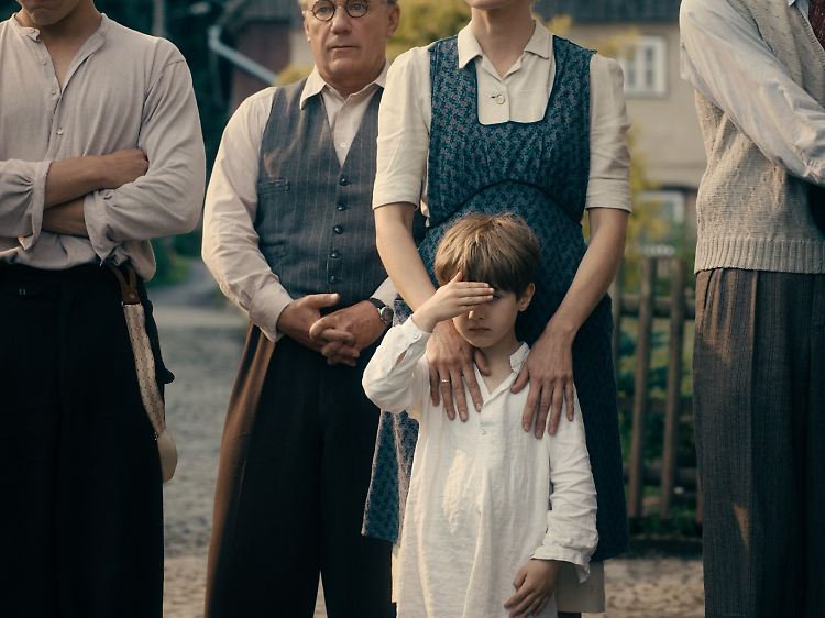"Nie wegschauen" - das hatte seine Tante dem kleinen Kurt noch sagen können.