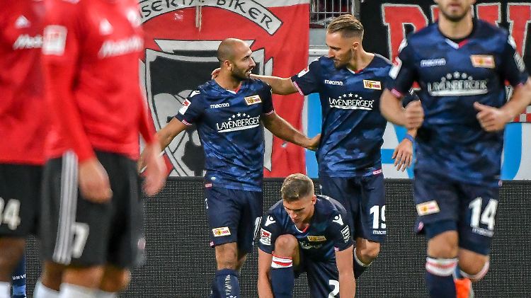 Akaki Gogia und Florian Hübner bejubeln den Treffer zum 0:2. 