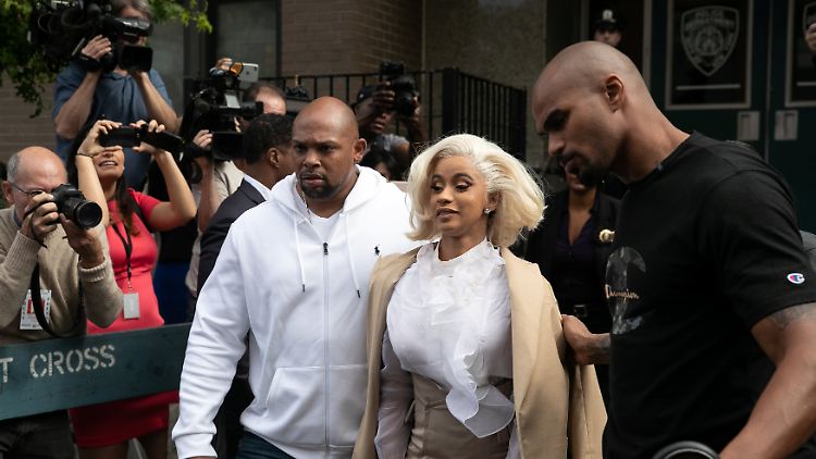 Medienspektakel: Cardi B verlässt die Polizeistation in Queens mit ihren Bodyguards.
