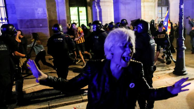 Polizisten und Demonstranten stoßen in Barcelona aufeinander. 
