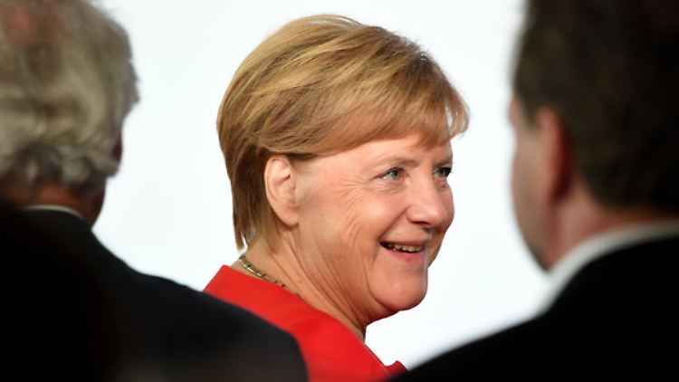 Das geringste Vertrauen sprachen Merkel Befragte aus Griechenland, Ungarn und Polen aus.