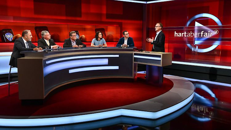 Plasbergs Gäste: Mustafa Yeneroglu, Jürgen Hardt, Fritz Schramma, Tugba Tekkal und Cem Özdemir (v.l.)
