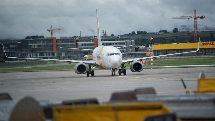 Aus und vorbei: Eine Maschine von Primera Air nach der Landung in Stuttgart (Archivbild).