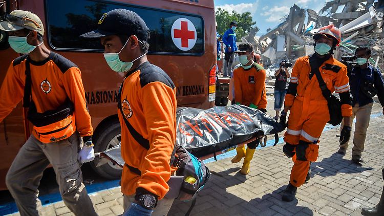 Rettungskräfte bergen ein Opfer in Palu.