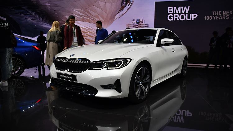 Mit einer echten Weltpremiere überrascht BMW das Publikum in Paris und lässt dort den neuen 3er vorfahren.