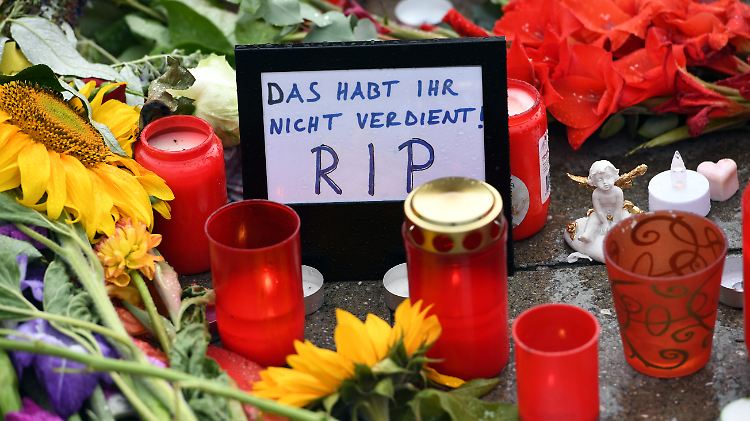 Nach dem Attentat von München liegen Blumen und Kerzen vor dem Olympia-Einkaufszentrum, wo der Anschlag geschah.