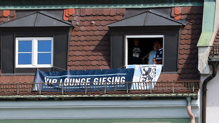 Fußball für lau: Fans des TSV 1860 München unweit des Stadions an der Grünwalder Straße.