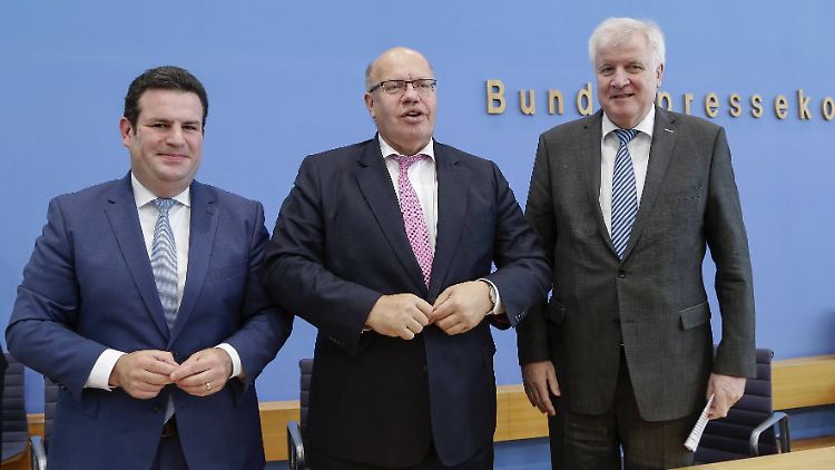 Pragmatische Kumpel: Heil, Altmaier und Seehofer (v.l.) zeigen sich zufrieden.