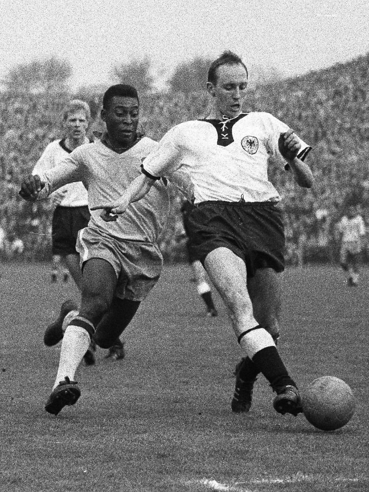 Berliner Olympiastadion, 5. Mai 1963: Willi Schulz im Trikot der deutschen Nationalmannschaft beim Länderspiel gegen Brasilien. Der Mann links schoss übrigens das Tor zum 1:2-Endstand. Wer weiß, wer das ist, schickt bitte keine Mail an unseren Autor, der Pelé natürlich kennt, sondern lieber an sport at nama.de. Vielen Dank!