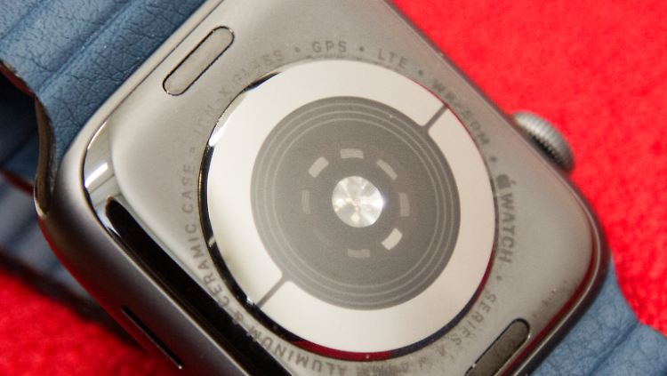 Mit mehr und neu angeordneten Sensoren misst die Watch 4 den Puls noch genauer als das Vorgängermodell.