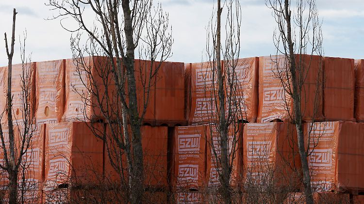 Wienerberger produziert Hintermauerziegel, Vormauerziegel, Tondachziegel, Rohrsysteme, Betonpflastersteinen und -platten sowie Pflasterklinker aus Ton.