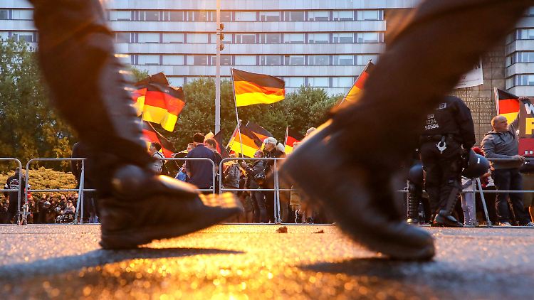Zahlreiche, teils auch rechtsextreme Gruppen riefen nach dem Tod von H. zu Protesten in Chemnitz auf.