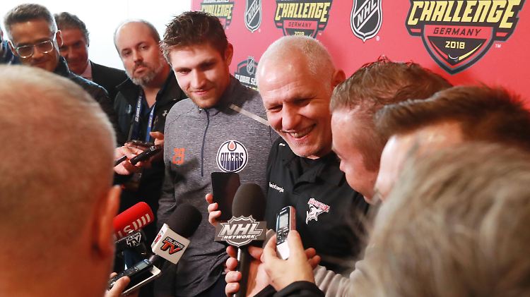 Gefragtes Vater-Sohn-Gespann: Leon Draisaitl und sein Vater Peter.