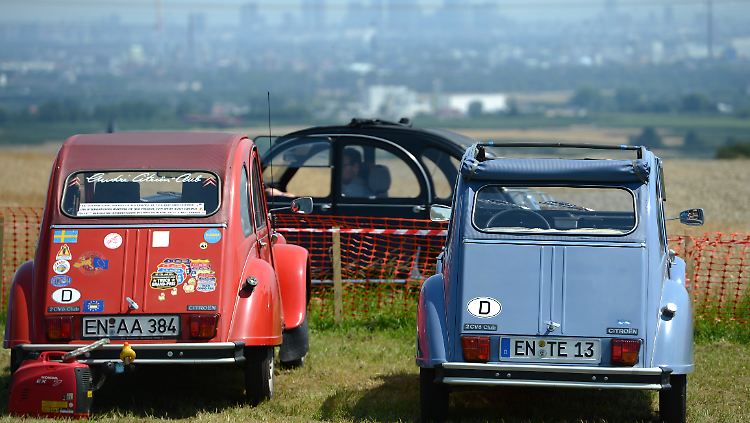 Ein Anblick für Autoromantiker: beim 6. Deutschlandtreffen der Freunde des 2CV nahe Frankfurt am Main im Jahr 2014.