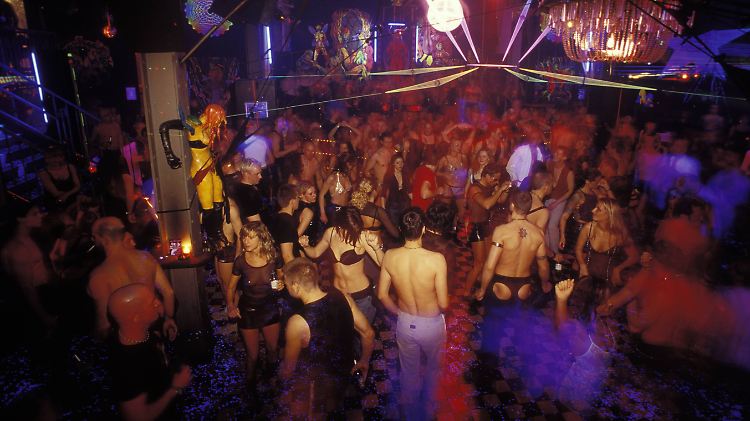 Der Kitkat-Club ist als sehr freizügig bekannt: Die Gäste können dort vor den Augen anderer Sex haben.