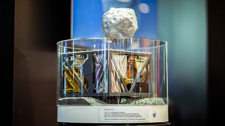 Ein Modell von "Mascot" auf dem 69. International Astronautical Congress in Bremen.