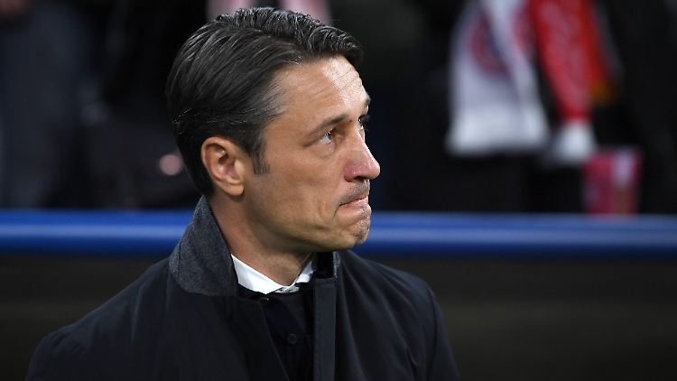 Lag's am düsteren Outfit? Diese Theorie dürfte Trainer Niko Kovac bei der Ursachensuche nach der Leistung gegen Ajax Amsterdam wohl recht schnell verwerfen.