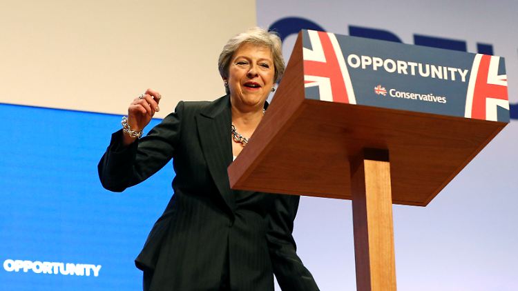 Sie fällt nicht, sie tanzt: Theresa May erheitert die Konservativen auf ihrem Parteitag.