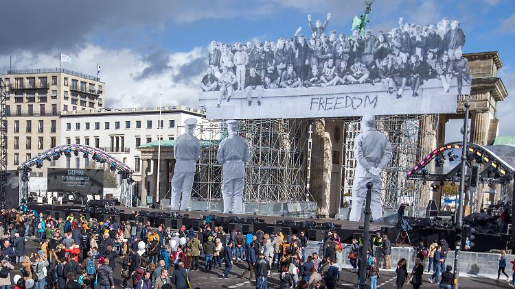 Die Mauer ist wieder da - im Rahmen einer Installation am Brandenburger Tor. In vielen Köpfen war sie nie weg.