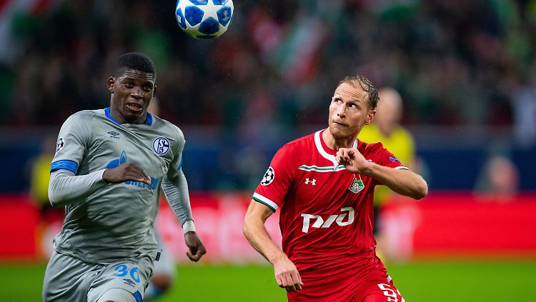 Ex-Schalker Benedikt Höwedes im zweikampf mit Breel Embolo.