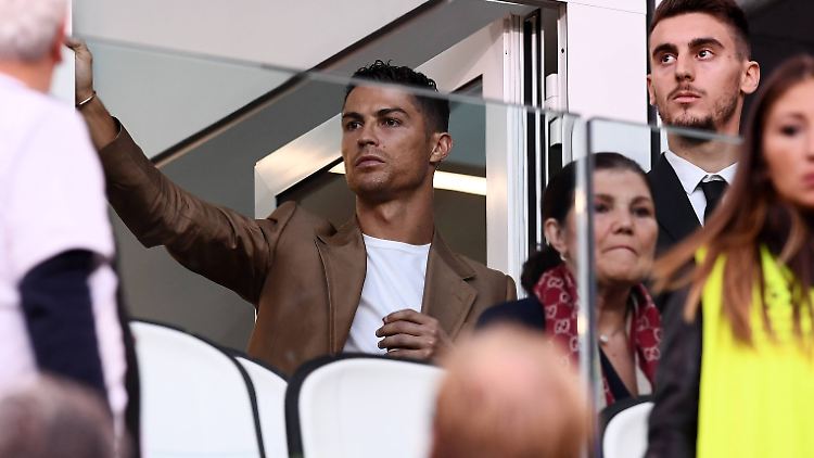 Das Spiel seines Juventus Turin gegen Berin am Dienstag musste Ronaldo wegen einer Sperre nach einer Roten Karte von der Tribüne verfolgen. 
