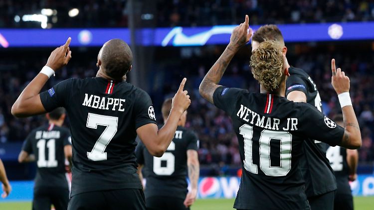 Neymar und Mbappé blicken im Spiel gegen den serbischen Meister zu den Sternen.