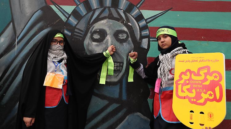 Die "Freundschaft" zu den USA, auf die sie sich vor Gericht beruft, pflegt die iranische Regierung seit Jahrzehnten auf sehr spezielle Art und Weise. 