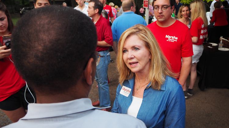 Die republikanische Senatskandidatin Marsha Blackburn (r.), im Gespräch mit dem einzigen schwarzen Gast bei ihrer Veranstaltung
