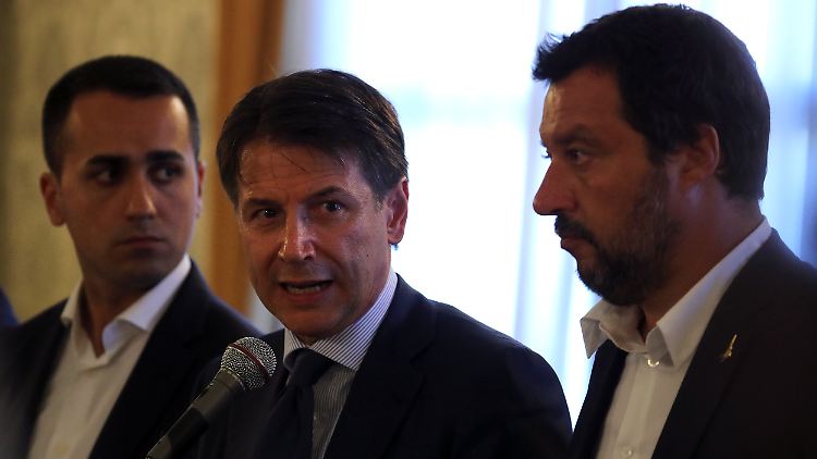Regierungschef Conte (Mitte) mit den Chefs der Koalitionsparteien di Maio (links) und Salvini. Der Haushaltseklat hat auch gezeigt, wie uneinig die Populisten in Finanzfragen sind. 