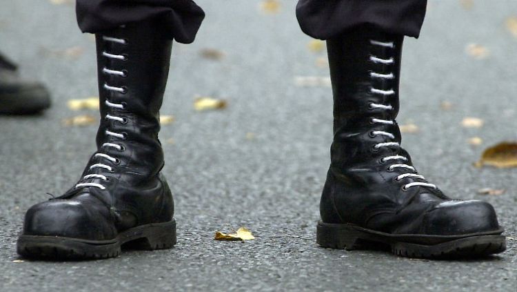 Viele Nazis sind auf freien Fuß - obwohl Haftbefehle gegen sie vorliegen.