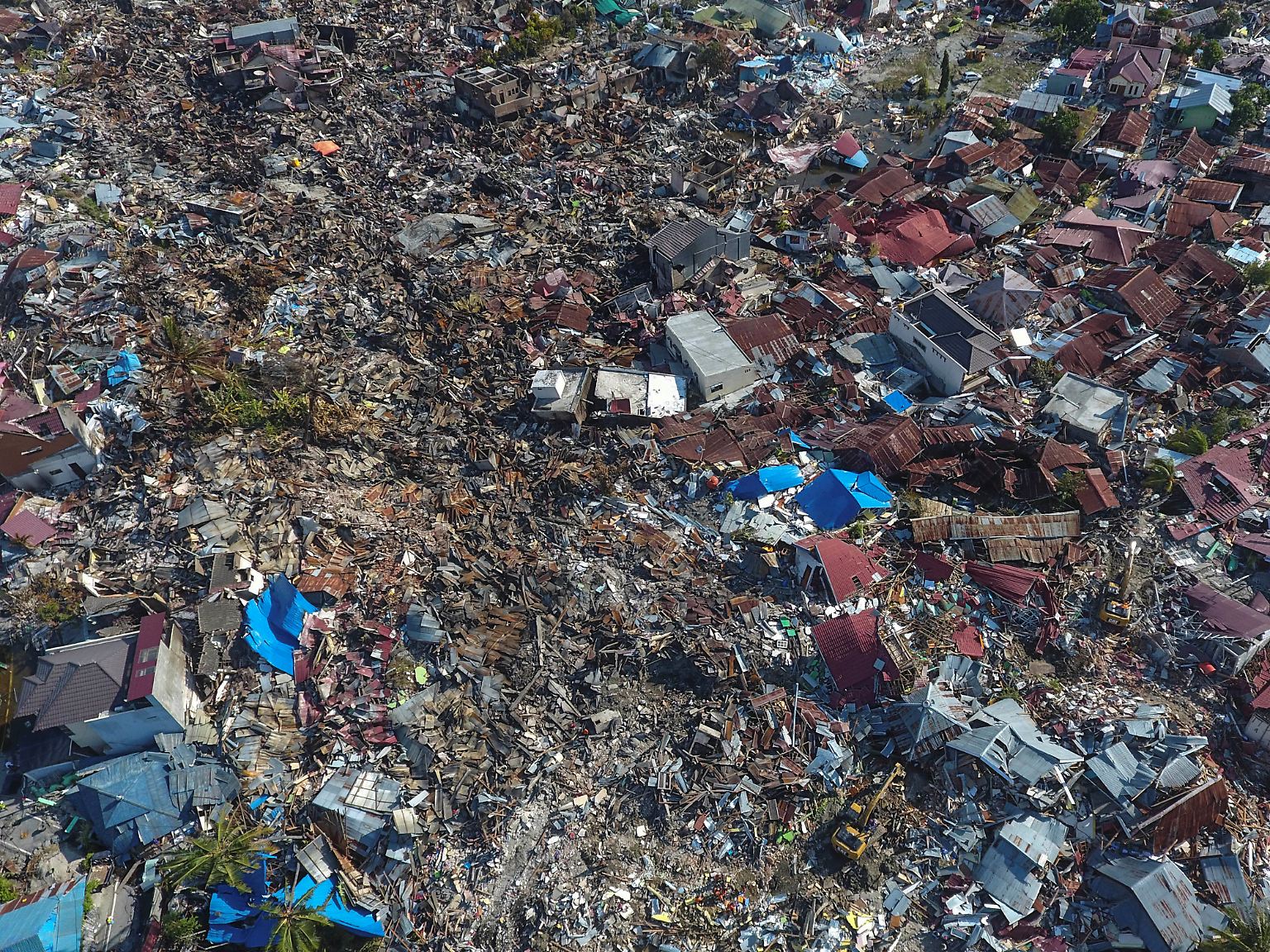 Nach einem Erdbeben und Tsunami ist auf der Insel Sulawesi nichts mehr wie vorher. Die Zerstörung durch das Wasser und die Erschütterungen ist riesig.