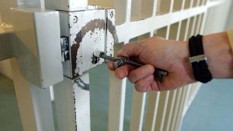 Abschiebehäftlinge sollen nach dem Willen der Länder in Gefängnissen untergebracht werden.