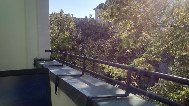 Auf dem Balkon erfährt man mehr vom Leben anderer, als einem lieb ist.