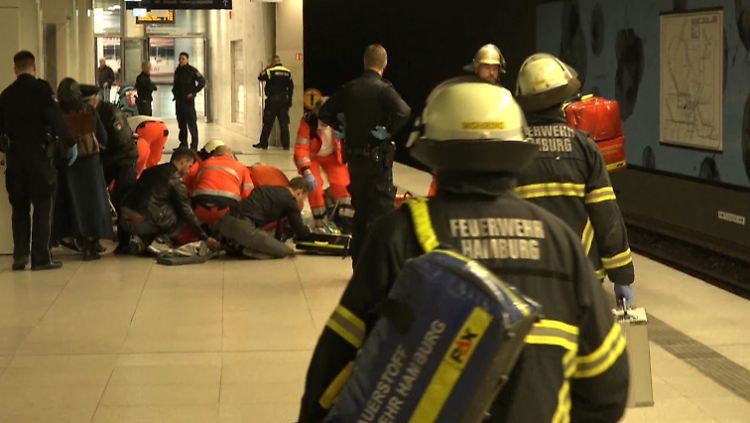 Notärzte sind am 12. April am Hamburger Jungfernstieg im Einsatz.