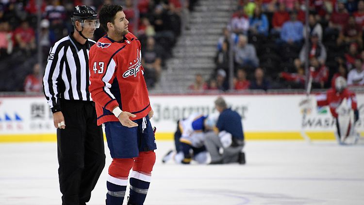 Tom Wilson wurde nach seinem üblen Foul vom Platz eskoriert.