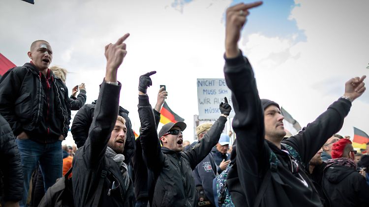Bei der Demonstration von Hunderten Rechtsradikalen gab es unter anderem Verstöße gegen das Waffengesetz.
