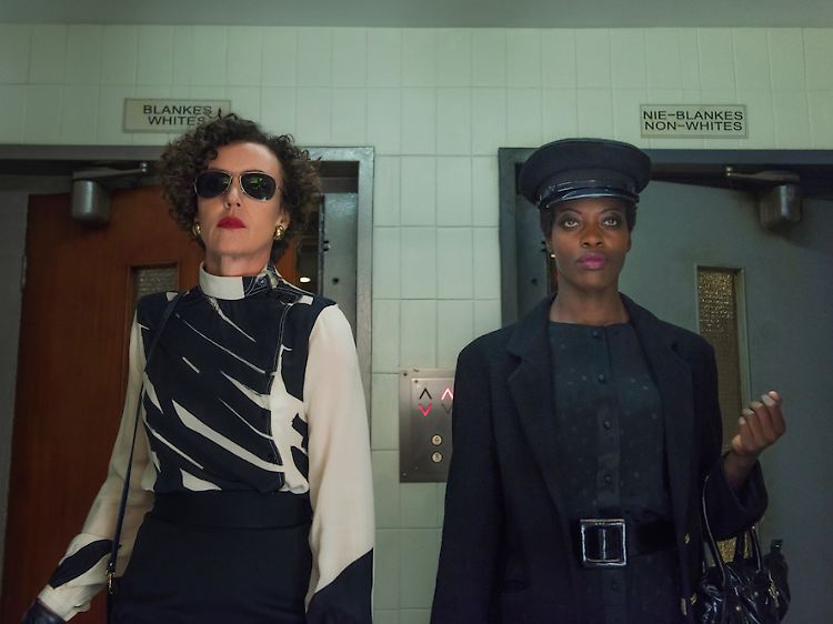 Maria Schrader spielt in "Deutschland 86" erneut Lenora Rauch. An ihrer Seite: Florence Kasumba als Rose Seithathi.