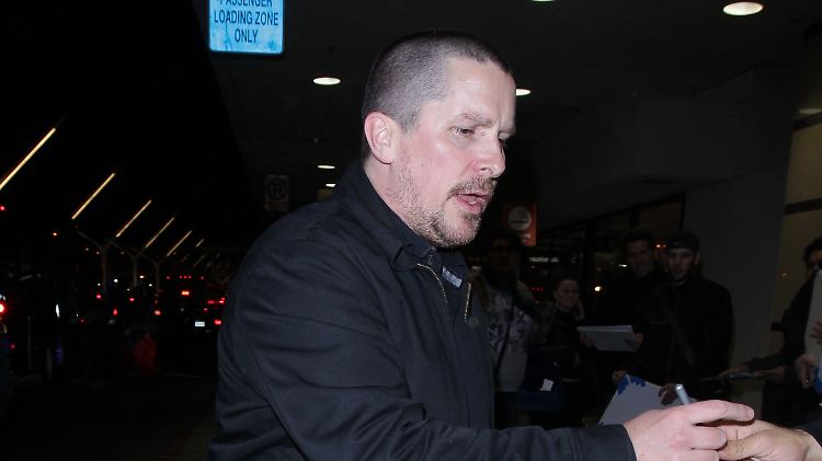Auch wenn Christian Bale hier 2017 kaum zu erkennen ist, durfte er trotzdem Autogramme geben.