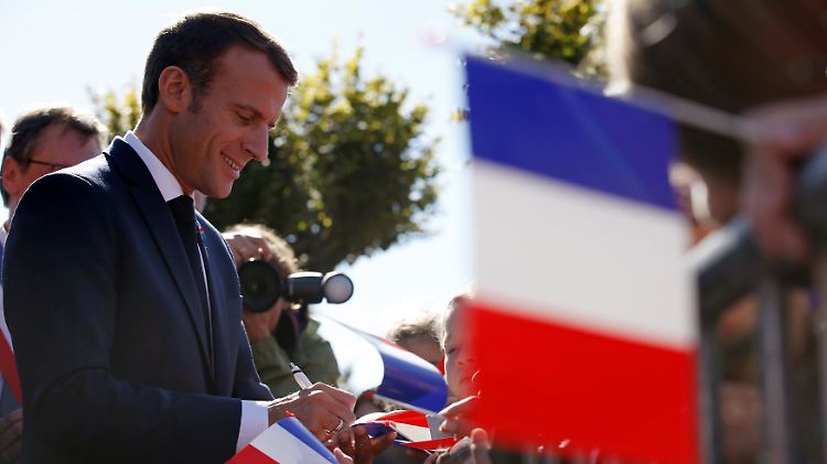 Am Rande eines Besuchs am Grab von Ex-Staatschef Charles de Gaulle widmet sich Macron noch seinem Volk. 