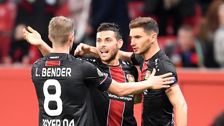 Lars Bender, Kevin Volland, Lucas Alario von Bayer 04 Leverkusen haben Grund sich zu freuen - die Pflichtaufgabe gegen Lanarka wurde gemeistert.