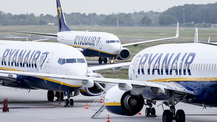 Flugzeuge der Billigairline Ryanair in Weeze. Hier werden zwei der bislang fünf Maschinen abgezogen.