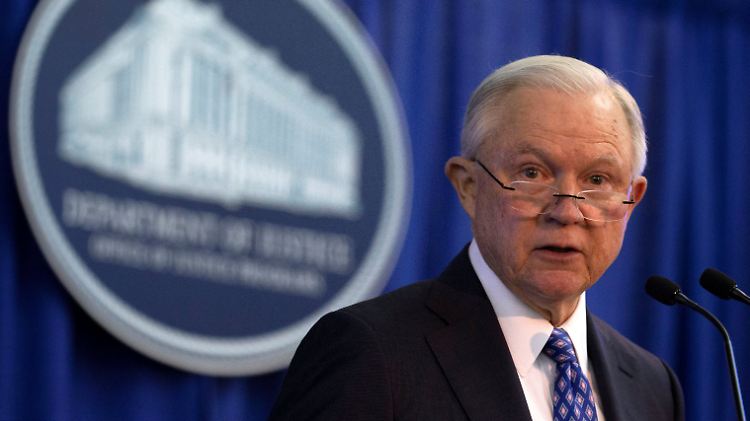US-Justizminister Jeff Sessions sprach von einer "ernsten Bedrohung" für die Gesellschaft der USA.